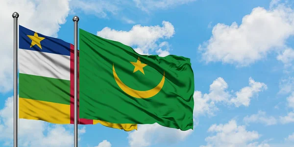 Bandera de República Centroafricana y Mauritania ondeando en el viento contra el cielo azul nublado blanco juntos. Concepto diplomático, relaciones internacionales . — Foto de Stock