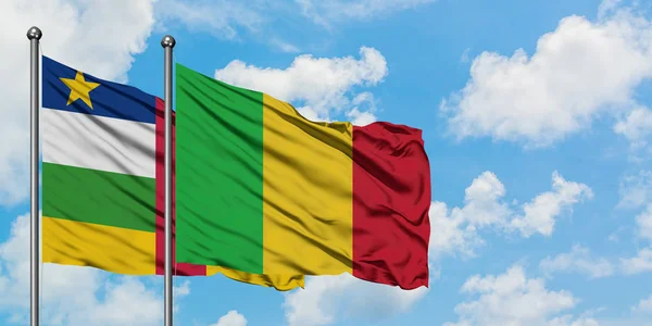 Közép-afrikai Köztársaság és Mali zászló integetett a szél ellen, fehér felhős kék ég együtt. Diplomáciai koncepció, nemzetközi kapcsolatok. — Stock Fotó