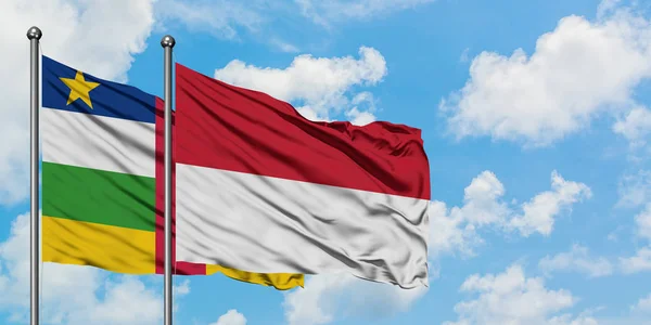 Bandera de la República Centroafricana e Indonesia ondeando en el viento contra el cielo azul nublado blanco juntos. Concepto diplomático, relaciones internacionales . — Foto de Stock