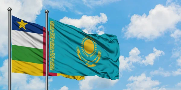 Центральноафриканська Республіка і Казахстан прапор розмахував вітром проти білого хмарного синього неба разом. Концепція дипломатії, міжнародні відносини. — стокове фото