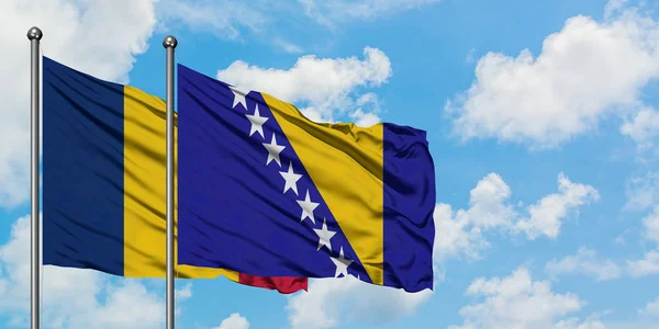 Η σημαία του Τσαντ και της Βοσνίας Ερζεγοβίνης που χαιρετά τον άνεμο ενάντια στον λευκό συννεφιασμένο γαλάζιο ουρανό. Φιλοσοφία της διπλωματίας, διεθνείς σχέσεις. — Φωτογραφία Αρχείου