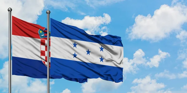 Croazia e Honduras bandiera sventolando nel vento contro bianco cielo blu nuvoloso insieme. Concetto di diplomazia, relazioni internazionali . — Foto Stock