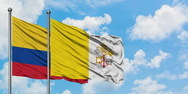 Bandera de Colombia y Ciudad del Vaticano ondeando en el viento contra el cielo azul nublado blanco juntos. Concepto diplomático, relaciones internacionales . — Foto de Stock