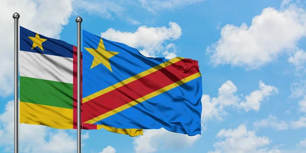 Bandera de República Centroafricana y Congo ondeando en el viento contra el cielo azul nublado blanco juntos. Concepto diplomático, relaciones internacionales . — Foto de Stock