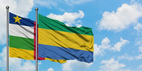 中非共和国和加蓬国旗在风中飘扬，与白云蓝天相一起。外交概念、国际关系. — 图库照片