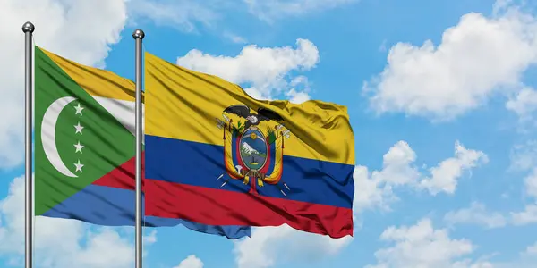 Σημαία Κομορών και Ισημερινού που κουνώντας τον άνεμο ενάντια στο λευκό συννεφιασμένο γαλάζιο του ουρανού μαζί. Φιλοσοφία της διπλωματίας, διεθνείς σχέσεις. — Φωτογραφία Αρχείου
