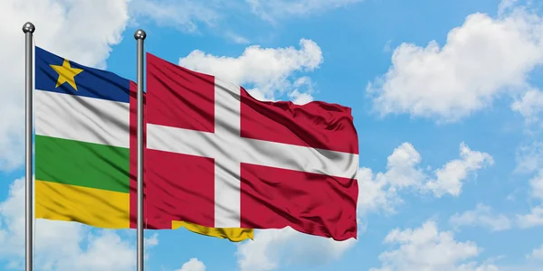 Vlajka Středoafrické republiky a Dánska vlaje ve větru proti bíle zatažené modré obloze. Diplomacie, mezinárodní vztahy. — Stock fotografie