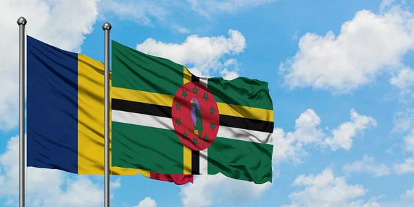 Чад і Домініка прапор розмахуючи в вітру проти білого хмарного синього неба разом. Концепція дипломатії, міжнародні відносини. — стокове фото