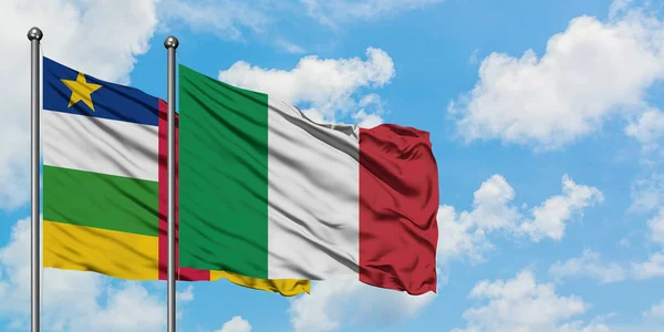 Bandera de República Centroafricana e Italia ondeando en el viento contra el cielo azul nublado blanco juntos. Concepto diplomático, relaciones internacionales . — Foto de Stock
