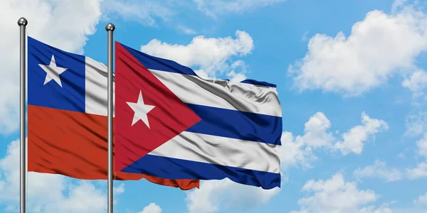 Bandeira do Chile e Cuba agitando no vento contra o céu azul nublado branco juntos. Conceito de diplomacia, relações internacionais . — Fotografia de Stock