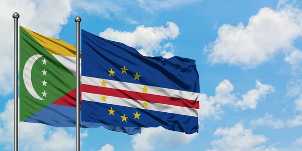 Bandera de Comoras y Cabo Verde ondeando en el viento contra el cielo azul nublado blanco juntos. Concepto diplomático, relaciones internacionales . — Foto de Stock