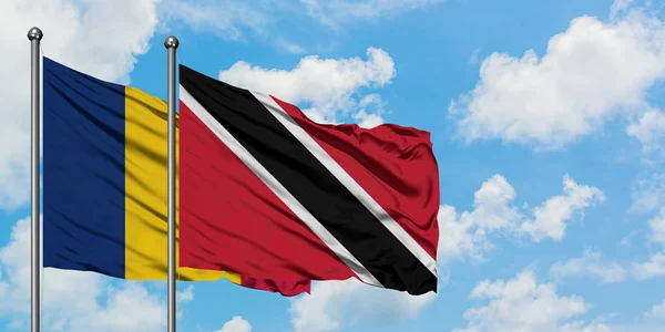 一緒に白い曇った青い空に対して風に振るチャドとトリニダードトバゴの旗。外交概念、国際関係. — ストック写真