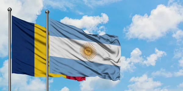 Bandera de Chad y Argentina ondeando en el viento contra el cielo azul nublado blanco juntos. Concepto diplomático, relaciones internacionales . — Foto de Stock