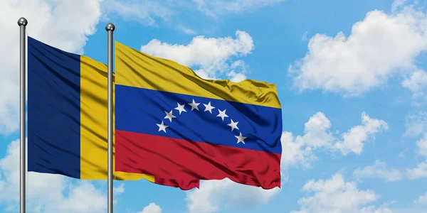 Chad i Wenezuela Flaga Macha w wiatr przed białym zachmurzone błękitne niebo razem. Koncepcja dyplomacji, stosunki międzynarodowe. — Zdjęcie stockowe