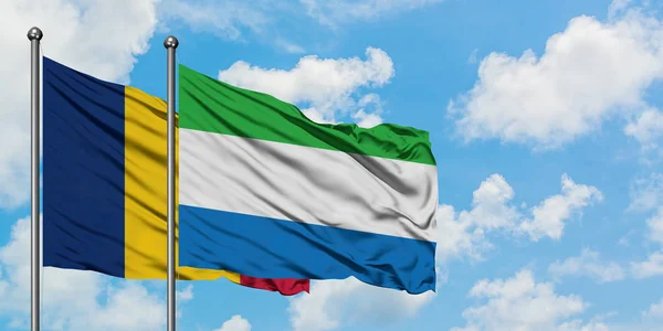 Chad i Sierra Leone Flaga Macha w wiatr przed białym zachmurzone błękitne niebo razem. Koncepcja dyplomacji, stosunki międzynarodowe. — Zdjęcie stockowe