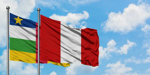 Bandera de República Centroafricana y Perú ondeando en el viento contra el cielo azul nublado blanco juntos. Concepto diplomático, relaciones internacionales . — Foto de Stock
