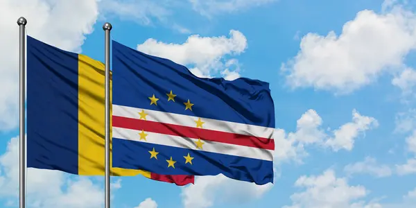 Bandera de Chad y Cabo Verde ondeando en el viento contra el cielo azul nublado blanco juntos. Concepto diplomático, relaciones internacionales . — Foto de Stock