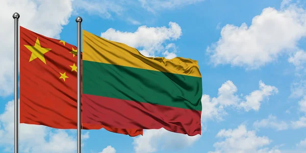 Флаг Китая и Литвы, вместе машущий ветром против белого облачно-голубого неба. Концепция дипломатии, международные отношения . — стоковое фото