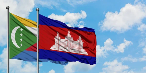 Komorerna och Kambodja flagga vinka i vinden mot vit grumlig blå himmel tillsammans. Diplomatisk koncept, internationella relationer. — Stockfoto