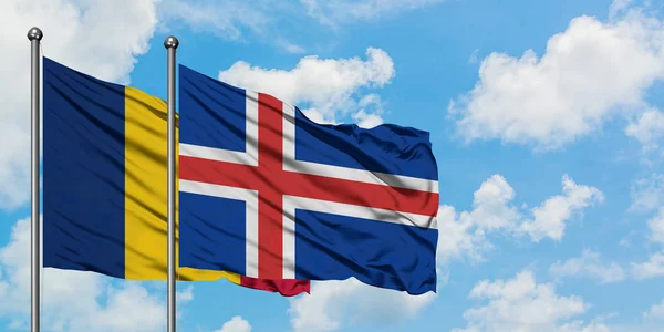 Bandera de Chad e Islandia ondeando en el viento contra el cielo azul nublado blanco juntos. Concepto diplomático, relaciones internacionales . — Foto de Stock