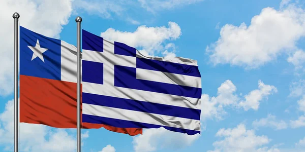 智利和希腊国旗在风中飘扬，白云蓝天相拥。外交概念、国际关系. — 图库照片