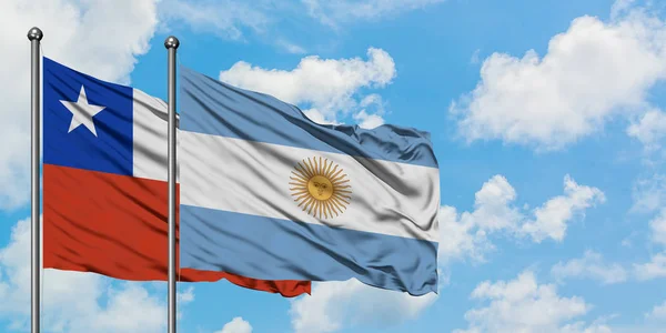 Bandera de Chile y Argentina ondeando en el viento contra el cielo azul nublado blanco juntos. Concepto diplomático, relaciones internacionales . — Foto de Stock