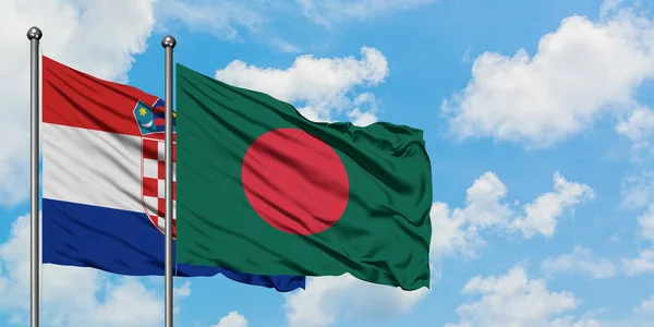 Bandera de Croacia y Bangladesh ondeando en el viento contra el cielo azul nublado blanco juntos. Concepto diplomático, relaciones internacionales . — Foto de Stock