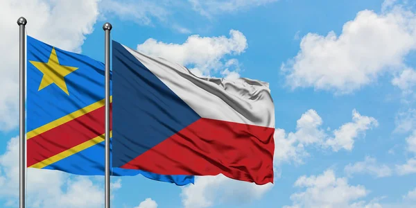 Bandera del Congo y República Checa ondeando en el viento contra el cielo azul nublado blanco juntos. Concepto diplomático, relaciones internacionales . — Foto de Stock