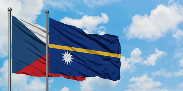 Bandera de República Checa y Nauru ondeando en el viento contra el cielo azul nublado blanco juntos. Concepto diplomático, relaciones internacionales . — Foto de Stock