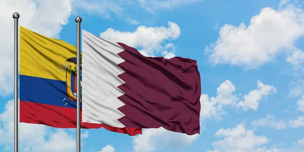 Bandera de Ecuador y Qatar ondeando en el viento contra el cielo azul nublado blanco juntos. Concepto diplomático, relaciones internacionales . — Foto de Stock