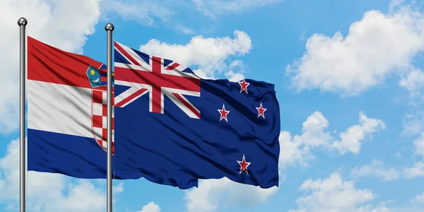 克罗地亚和新西兰国旗在风中飘扬，与白云蓝天相一起。外交概念、国际关系. — 图库照片