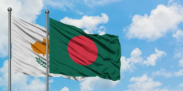 Bandera de Chipre y Bangladesh ondeando en el viento contra el cielo azul nublado blanco juntos. Concepto diplomático, relaciones internacionales . — Foto de Stock