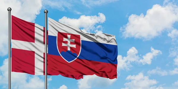 Данія і Словаччина прапор розмахуючи в вітру проти білого хмарного синього неба разом. Концепція дипломатії, міжнародні відносини. — стокове фото