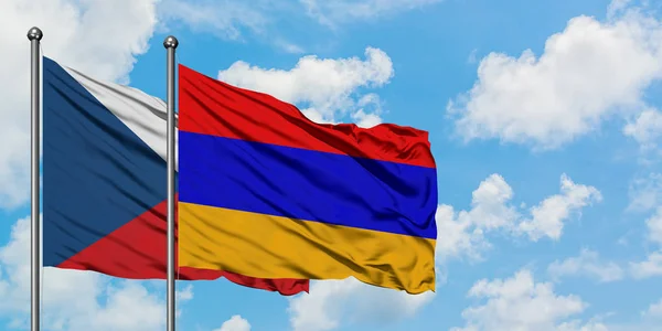 Drapeau de la République tchèque et de l'Arménie agitant dans le vent contre le ciel bleu nuageux blanc ensemble. Concept de diplomatie, relations internationales . — Photo