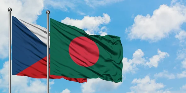 Bandera de la República Checa y Bangladesh ondeando en el viento contra el cielo azul nublado blanco juntos. Concepto diplomático, relaciones internacionales . — Foto de Stock