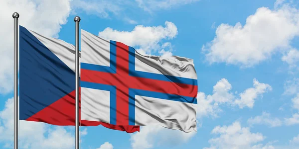 Чеська Республіка і Фарерські острови прапор розмахуючи на вітрі від білого хмарного синього неба разом. Концепція дипломатії, міжнародні відносини. — стокове фото