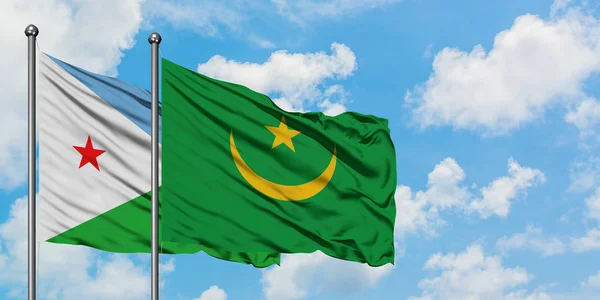 Bandera de Djibouti y Mauritania ondeando en el viento contra el cielo azul nublado blanco juntos. Concepto diplomático, relaciones internacionales . — Foto de Stock