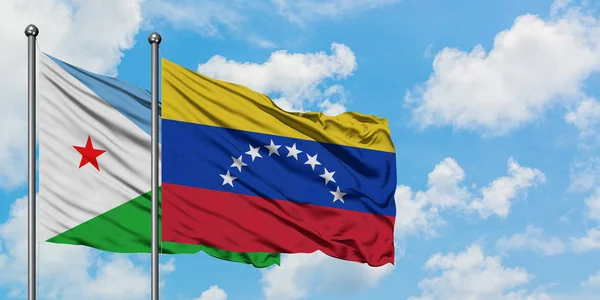 Dschibuti und Venezuela schwenken gemeinsam die Flagge im Wind vor dem wolkenverhangenen blauen Himmel. Diplomatie-Konzept, internationale Beziehungen. — Stockfoto