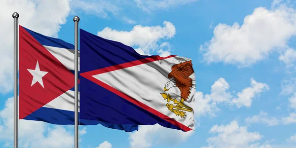 Bandera de Cuba y Samoa Americana ondeando en el viento contra el cielo azul nublado blanco juntos. Concepto diplomático, relaciones internacionales . — Foto de Stock