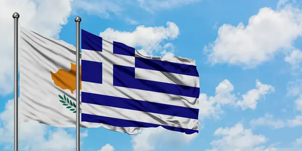 塞浦路斯和希腊国旗在风中飘扬，白云蓝天相拥。外交概念、国际关系. — 图库照片