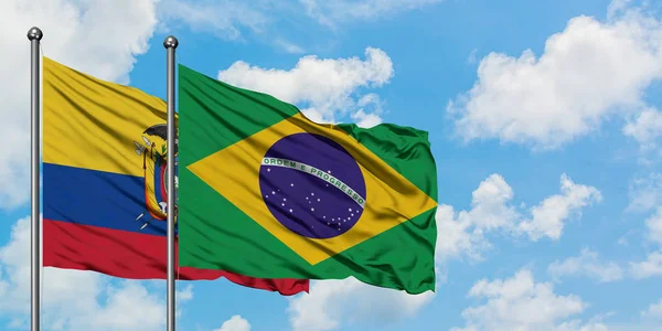 Bandeira do Equador e do Brasil agitando no vento contra o céu azul nublado branco juntos. Conceito de diplomacia, relações internacionais . — Fotografia de Stock