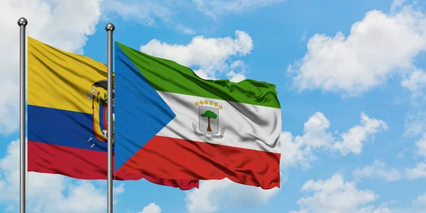 Bandera de Ecuador y Guinea Ecuatorial ondeando en el viento contra el cielo azul nublado blanco juntos. Concepto diplomático, relaciones internacionales . — Foto de Stock