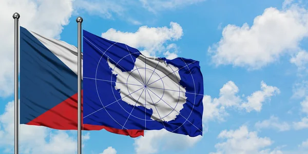 Чешский и Антарктический флаги вместе размахивают ветром против белого облачного голубого неба. Концепция дипломатии, международные отношения . — стоковое фото