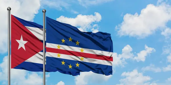 白い曇り青い空に向かって風に揺れ、キューバとカーボベルデの旗が一緒に。外交概念、国際関係. — ストック写真