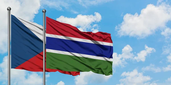 Repubblica Ceca e Gambia sventolano nel vento contro il bianco cielo blu nuvoloso insieme. Concetto di diplomazia, relazioni internazionali . — Foto Stock