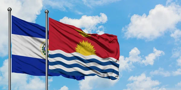 Bandera de El Salvador y Kiribati ondeando en el viento contra el cielo azul nublado blanco juntos. Concepto diplomático, relaciones internacionales . — Foto de Stock