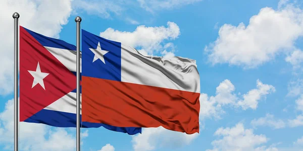 古巴和智利国旗在风中飘扬，白云蓝天相聚。外交概念、国际关系. — 图库照片