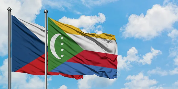 Bandera de República Checa y Comoras ondeando en el viento contra el cielo azul nublado blanco juntos. Concepto diplomático, relaciones internacionales . — Foto de Stock