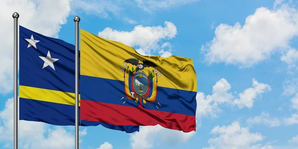 Bandera de Curazao y Ecuador ondeando en el viento contra el cielo azul nublado blanco juntos. Concepto diplomático, relaciones internacionales . — Foto de Stock