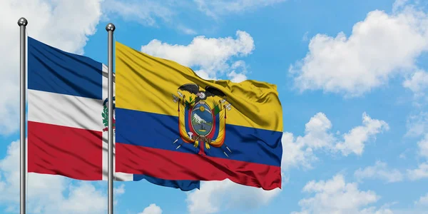 Bandera de República Dominicana y Ecuador ondeando en el viento contra el cielo azul nublado blanco juntos. Concepto diplomático, relaciones internacionales . — Foto de Stock